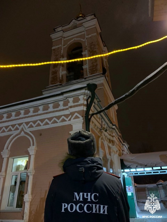 Сотрудники Управления по ЮЗАО ГУ МЧС России по Москве уделяют повышенное внимание обеспечению пожарной безопасности в столичных храмах