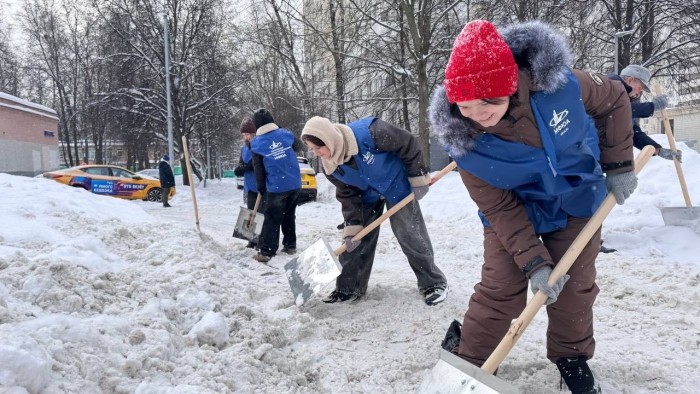 Студенты МФЮА и активные жители Зюзина вышли на уборку территории от снега
