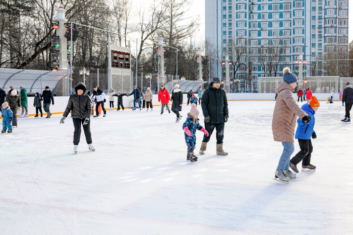 Кататься бесплатно: 25 ледовых площадок города ждут москвичей до конца зимы