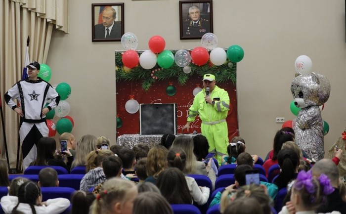 В актовом зале УВД по ЮЗАО в рамках акции «Полицейский Дед Мороз» для детей сотрудников организовали новогодний праздник