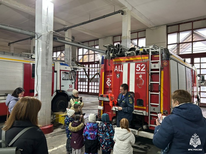 В рамках общегородской акции "День без турникетов" пожарно-спасательные части Москвы открыли свои двери для посетителей