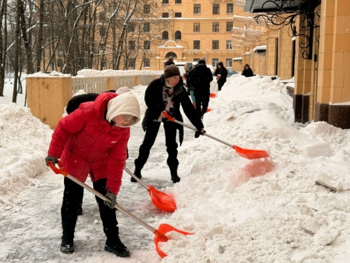 В Гагаринском районе провели субботник по уборке снега