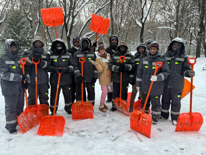 Студенты РУДН расчистили Котловку после снегопада