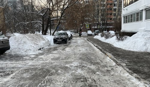 На улице Новаторов прошла масштабная уборка после снегопада
