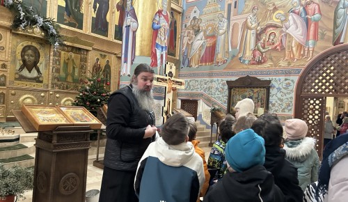 Представители школы №504 побывали на рождественской экскурсии в храме сщмч. Ермогена в Зюзине