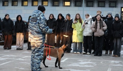 В столичном отделе полиции района Котловка прошел День открытых дверей для школьников