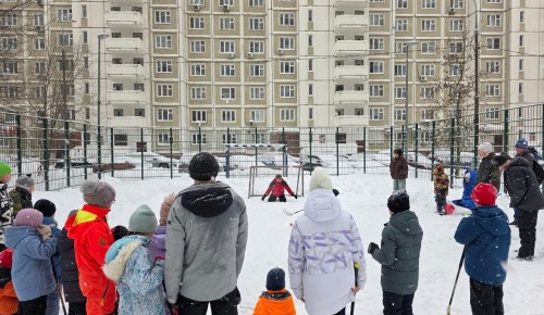 Центр «Атлант» Обручевского района провел дворовый турнир по флорболу