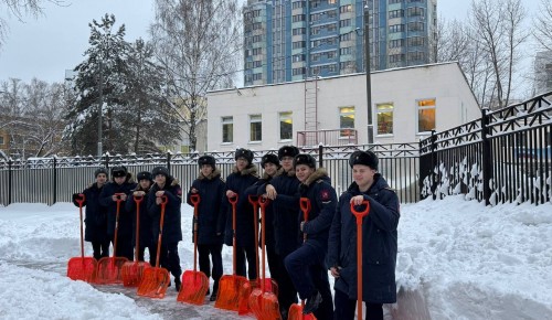 Будущие спасатели помогли очистить Котловку от снега