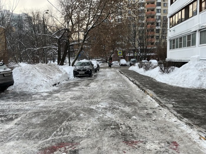 На улице Новаторов прошла масштабная уборка после снегопада