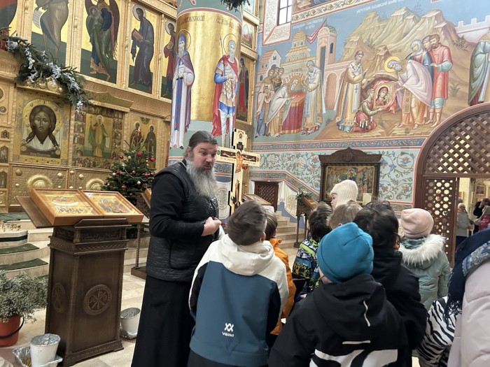 Представители школы №504 побывали на рождественской экскурсии в храме сщмч. Ермогена в Зюзине