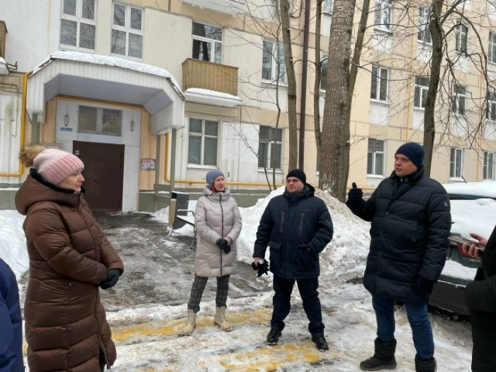 В Ломоносовском районе обследовали территории около домов на улице Строителей