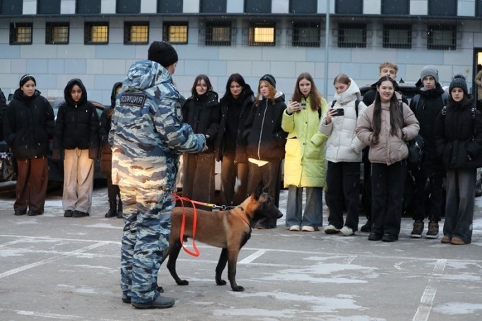 В столичном отделе полиции района Котловка прошел День открытых дверей для школьников