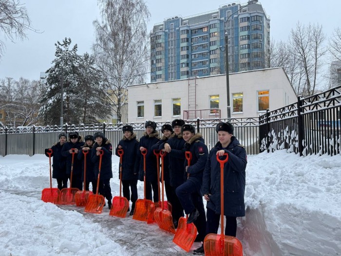 Будущие спасатели помогли очистить Котловку от снега