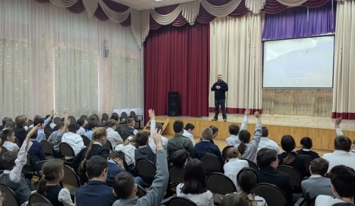 Ученики школы №113 встретились с военным корреспондентом Евгением Поддубным