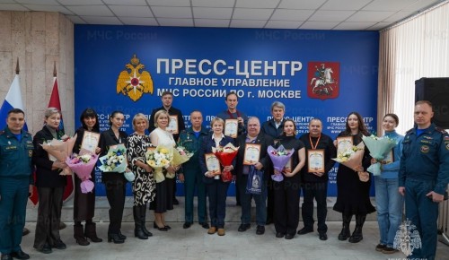 Начальник Главного управления МЧС России по г. Москве Вадим Уваркин вручил благодарности журналистам ко Дню российской печати