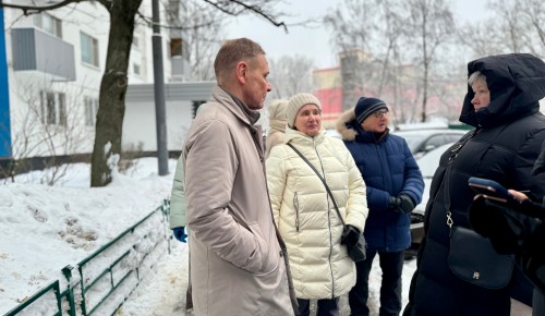 Дворы на улицах Паустовского и Голубинской проинспектировал глава управы Ясенева