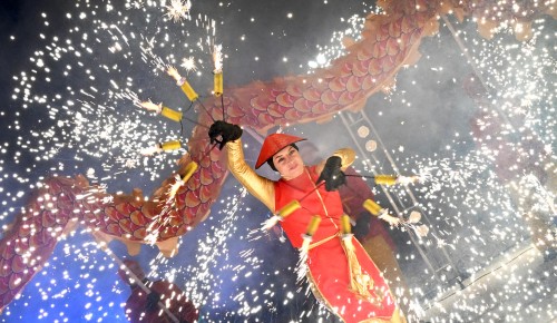 Укрощение огня: в парке «Надежда» устроили горячее шоу в восточном стиле