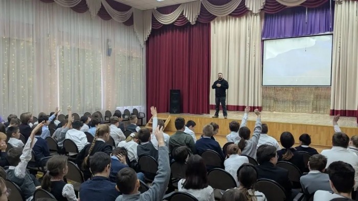 Ученики школы №113 встретились с военным корреспондентом Евгением Поддубным