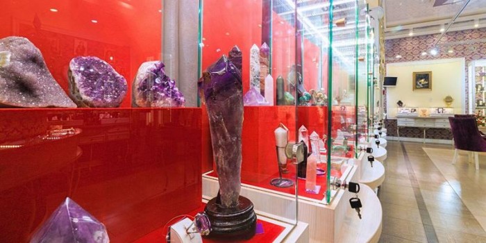 В галерее Ломоносовского района проходит арт-шоу «Тайны самоцветов: чудеса природы + искусство ювелира»