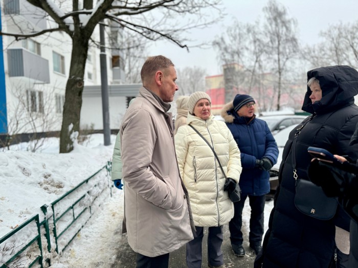 Дворы на улицах Паустовского и Голубинской проинспектировал глава управы Ясенева