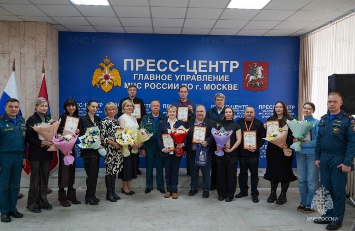 Начальник Главного управления МЧС России по г. Москве Вадим Уваркин вручил благодарности журналистам ко Дню российской печати