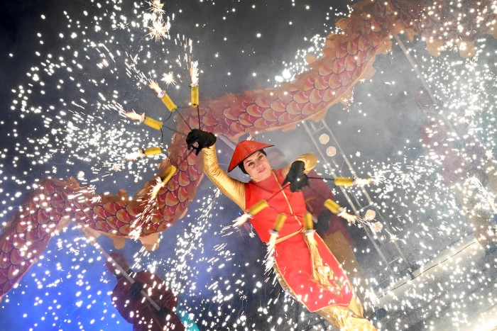 Укрощение огня: в парке «Надежда» устроили горячее шоу в восточном стиле