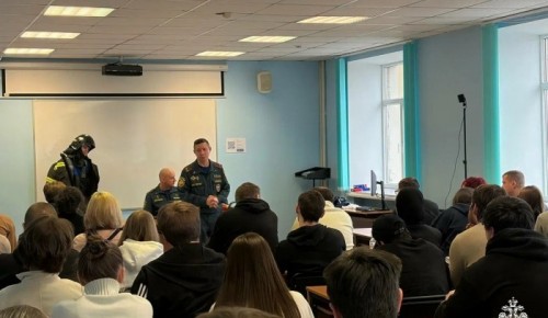 Сотрудники МЧС ЮЗАО посетили РУДН в преддверии Дня студента и представили инновационный VR-тренажер