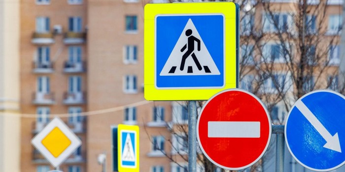 После обращения на портале «Наш город» на ул. Академика Пилюгина обрезали ветви, закрывавшие знак