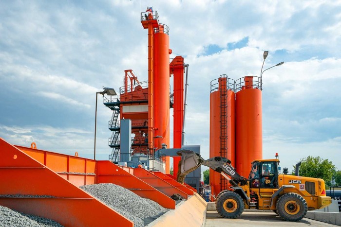 Собянин: Материалы для дорожного ремонта производятся на московских заводах