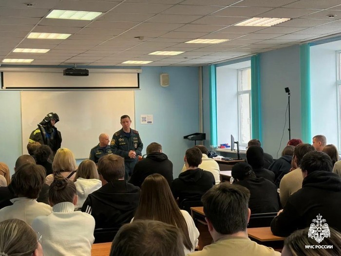 Сотрудники МЧС ЮЗАО посетили РУДН в преддверии Дня студента и представили инновационный VR-тренажер