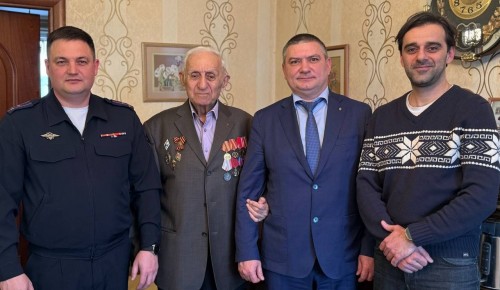 Руководящий состав УВД по ЮЗАО поздравил с 95-летием участника Великой Отечественной войны и ветерана органов внутренних дел Анатолия Сантуровича Егияна