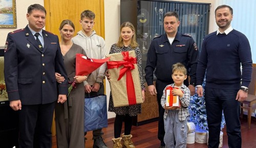 Руководство УВД по ЮЗАО совместно с Общественным советом при Управлении исполнили новогодние желания детишек
