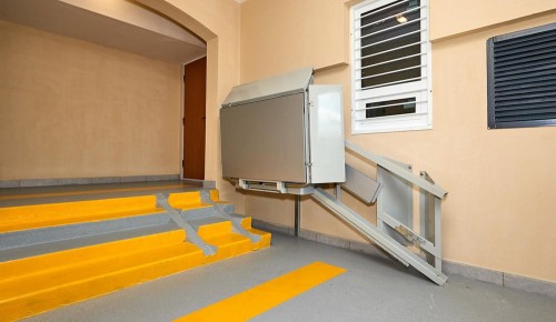 ЮЗАО стал одним из лидеров по установке подъемников для маломобильных граждан в 2025 году