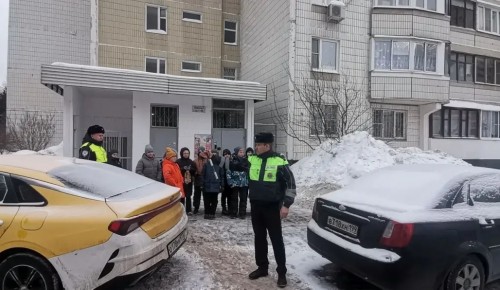 Сотрудники ГИБДД провели для учеников школы №1883 урок по ПДД в формате прогулки