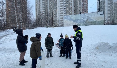 В ЮЗАО столицы сотрудники Госавтоинспекции провели профилактические беседы с жителями