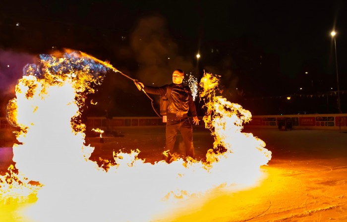 Огненное шоу и массовый флешмоб организовали на катке в парке «70-летия Победы»