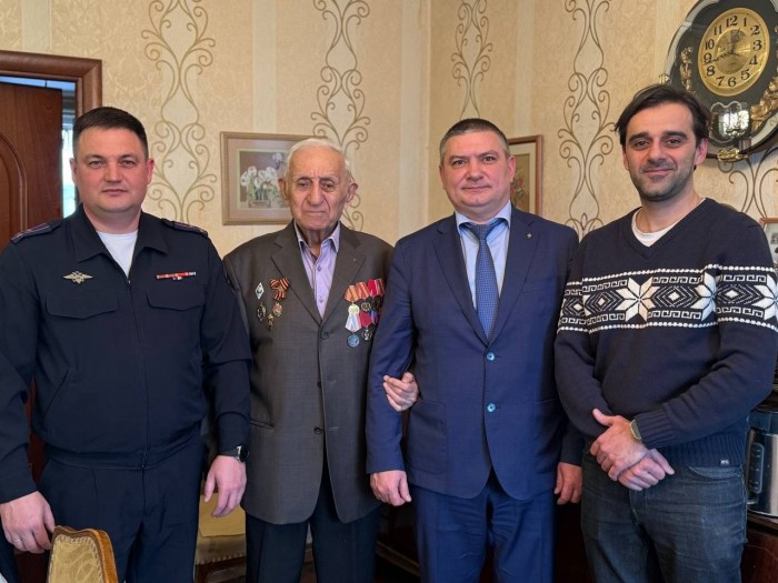 Руководящий состав УВД по ЮЗАО поздравил с 95-летием участника Великой Отечественной войны и ветерана органов внутренних дел Анатолия Сантуровича Егияна