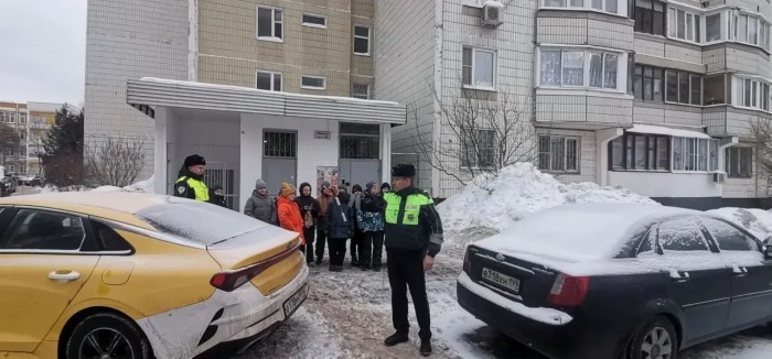 Сотрудники ГИБДД провели для учеников школы №1883 урок по ПДД в формате прогулки