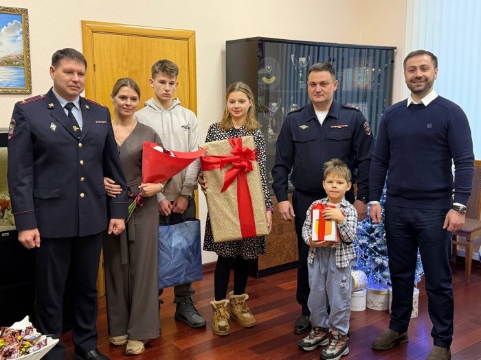 Руководство УВД по ЮЗАО совместно с Общественным советом при Управлении исполнили новогодние желания детишек