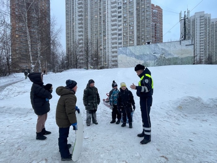 В ЮЗАО столицы сотрудники Госавтоинспекции провели профилактические беседы с жителями