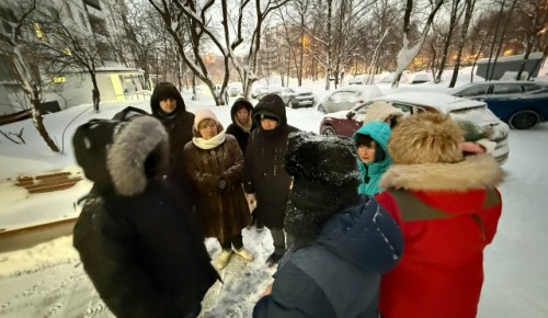 В Теплом Стане осмотрели территорию дома на улице Профсоюзной