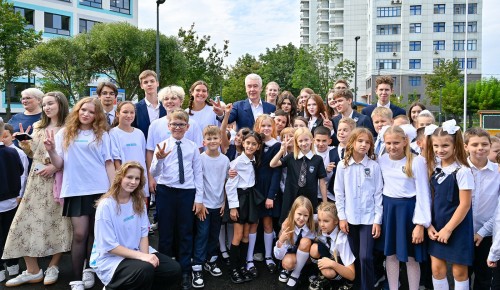 Собянин: В этом году проведем реконструкцию около 100 школьных зданий