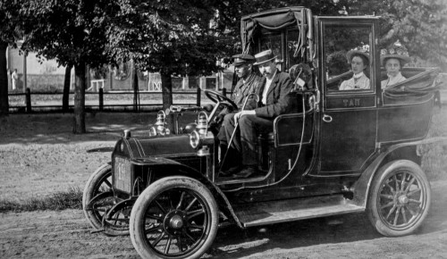 Главархив Москвы представил фотолетопись отечественного автопрома