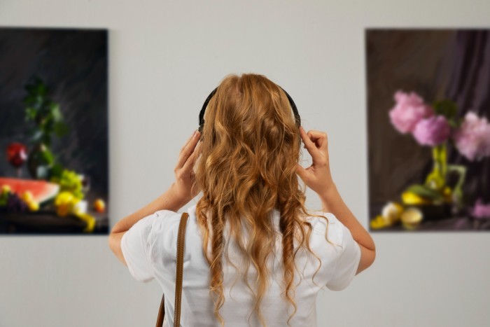 Подростки, посещающие СЦ «Оберег» в Ломоносовском районе, побывали на выставке в Галерее самоцветов