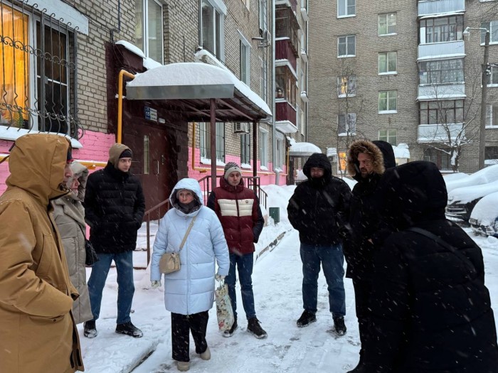 В Котловке проверили освещение и порядок в подъездах