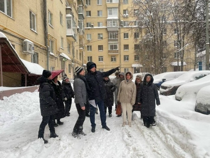 В Гагаринском районе очистят парковочные карманы около домов на Ленинском проспекте