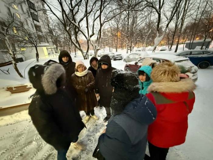 В Теплом Стане осмотрели территорию дома на улице Профсоюзной