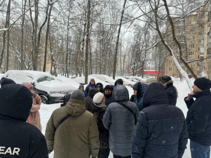 В Ломоносовском районе осмотрели территории домов на Ленинском проспекте