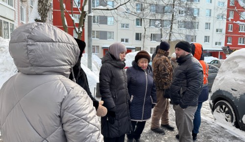 Дворы на Литовском бульваре и ул. Айвазовского осмотрел глава управы Ясенева