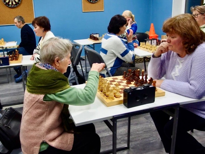 «Долголеты» Конькова сразились в шахматы в досуговом центре «Атлант»